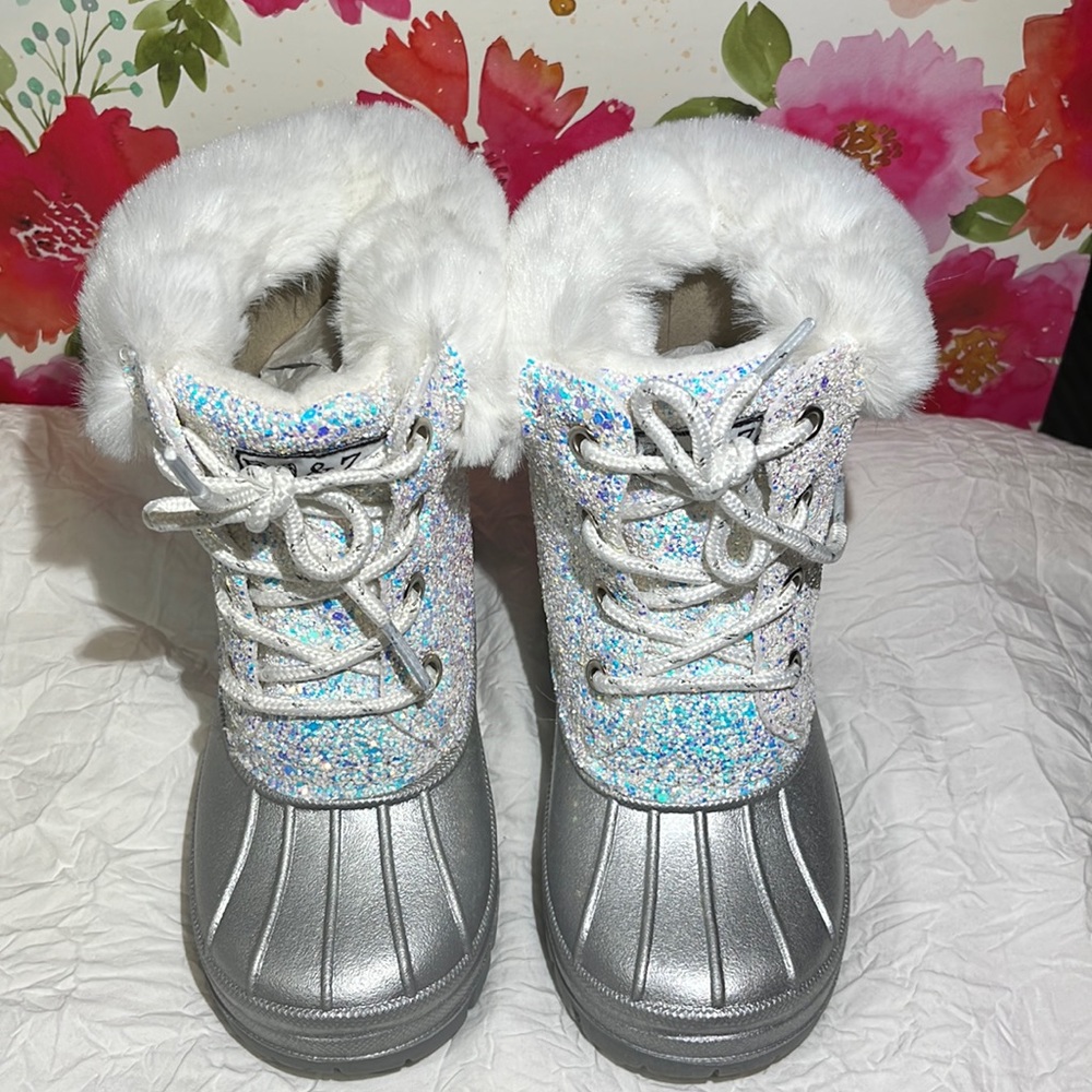 NWOT Eva & Zoe kids silver/sparkle boots. Size 10. Fur lining